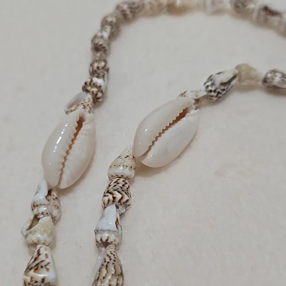 Vintage Shell Necklace - Picture 3 of 4